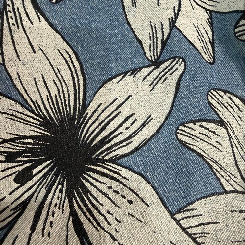 Levi's High Rise Floral Jeans in Blue and White - Picture 2 of 6